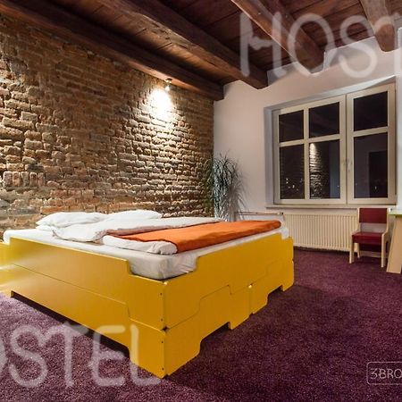 3 Bros' Hostel Cieszyn Цешин Номер фото