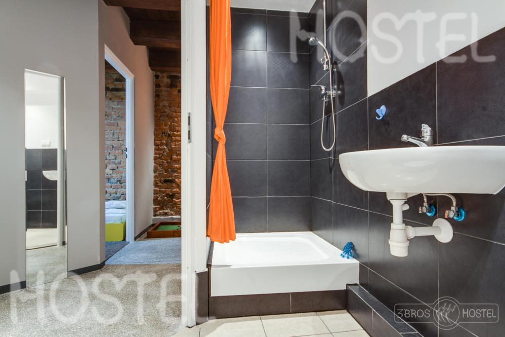 3 Bros' Hostel Cieszyn Цешин Екстер'єр фото
